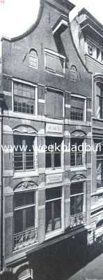 Noord-Holland, 1912, Amsterdam, Het aardige geveltje van het caf Oost-Indi, in de Kalverstraat te Amsterdam, naast de 