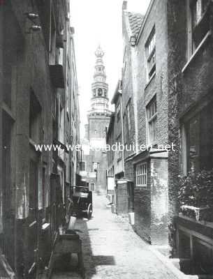 Zuid-Holland, 1912, Leiden, De Stadhuistoren te Leiden, van de Korenbrugsteeg uit gezien
