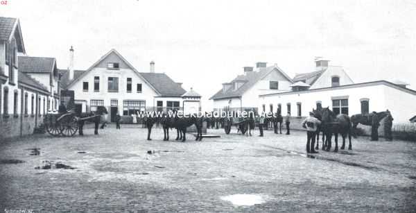 Gelderland, 1912, Oosterbeek, Landgoed Johanna-Hoeve. Na het schaftuur op het binnenplein der boerderij