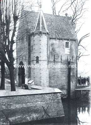Friesland, 1912, Marsum, Heringa-State en het Popta-Gasthuis te Marsum bij Leeuwarden. Heringa-State. Het poortgebouw van terzijde gezien