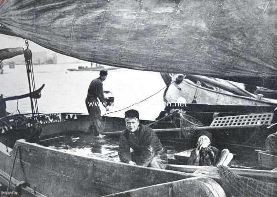 Onbekend, 1912, Onbekend, 's Morgens vroeg op de vischmarkt. Z'n liefste gezicht voor den fotograaf