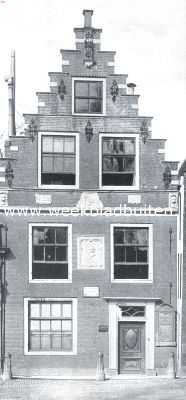 Noord-Holland, 1912, Edam, Edam. Huis met gedenksteen van Jan Nieuwenhuyzen, stichter van de Mij. Tot Nut van 't Algemeen, te Edam