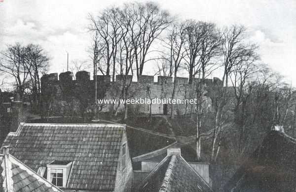 Zuid-Holland, 1912, Leiden, De burcht te Leiden. Gezicht op de burcht, van het Oosten. Op deze afbeelding ziet men het bij de restauratie in 1889 ontdekte uitvalspoortje