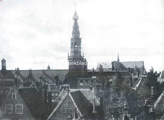 De burcht te Leiden. De Stadhuistoren en de Pieterskerk te Leiden, van den burcht af gezien