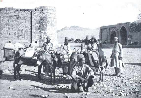 Iran, 1912, Onbekend, Voor een karavanseray op den weg naar Sjiraz