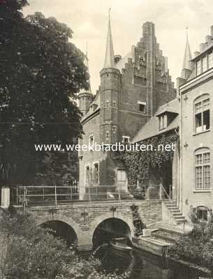 Noord-Brabant, 1913, Gemert, Het kasteel te Gemert. Ingang met aangrenzend entre-paviljoen. Opmerking verdient de sierlijke uitvoering van de draagsteenen onder de hoektorens en de fraaie spaarvelden in den topgevel, welke rijzigheid door den schoorsteen-uitbouw verhoogd wordt