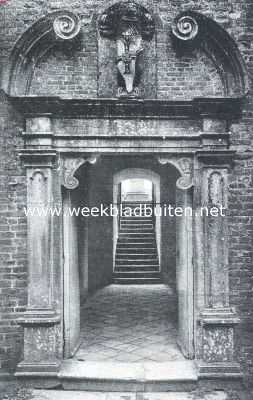 Noord-Brabant, 1913, Gemert, Het kasteel te Gemert. Achttiende-eeuwsche ingangspoort met gebroken voluten-fronton, waarin een leeuw als tenant van het kruisblazoen der orde dienst doet