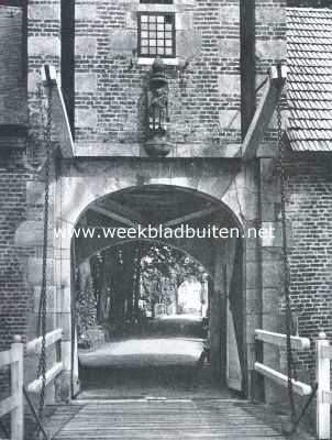 Slotpoort met ophaalbrug van het kasteel te Gemert. Boven de poort een zestiende-eeuwsch Mariabeeld, dienst doende als wapentenant der Teutonische orde