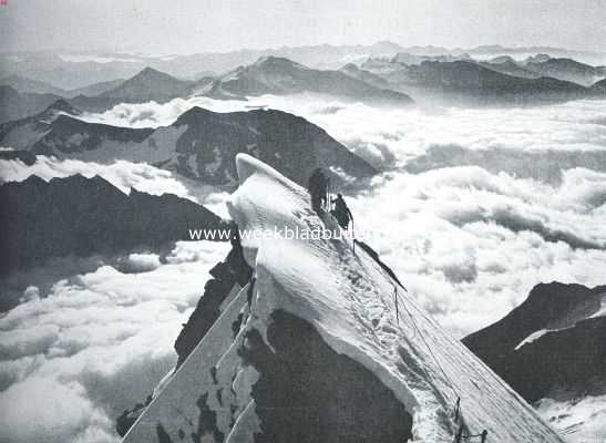Alpinisme. Uitzicht van den Groszglockner (3748 M.). Op den voorgrond de top van den Kleinglockner (3764 m.)
