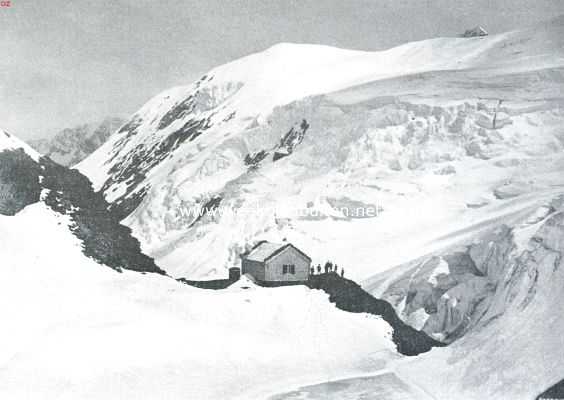 Alpinisme. De Mutthornhut (2940 M.), daarachter de Petersgrat (3205 M.)