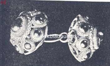 Zeeland, 1913, Onbekend, De sieraden bij de kleederdrachten in de verschillende provincies. Zeeuwsche knoop voor hemboord en vest