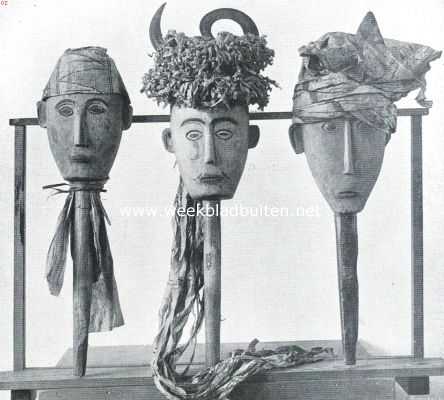 Indonesi, 1913, Onbekend, Drie doodenmaskers van Koekoe, Celebes. (Hoogte van het linkermasker, met handvat, 57 cM.)