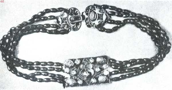 De sieraden bij de kleederdrachten in de verschillende provincies. Bloedkoralen ketting met gouden sloten (Holland)