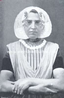 Zeeland, 1913, Onbekend, De sieraden bij de kleederdrachten in de verschillende provincies. Walchersche vrouw. Krullen met tweedeelige hangers en spelden