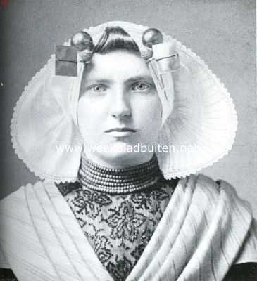 Zeeland, 1913, Onbekend, De sieraden bij de kleederdrachten in de verschillende provincies. Vrouwen met Goesche- of Zuid-Bevelandsche sieraden 1