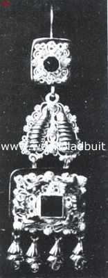 De sieraden bij de kleederdrachten in de verschillende provincies. Cannetille oorbel (Oostburg)