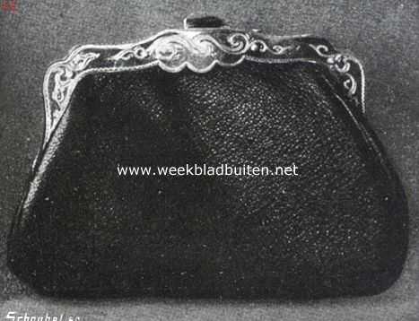 Zeeland, 1913, Oostburg, De sieraden bij de kleederdrachten in de verschillende provincies. Portemonnaie met zilver beslag. (Oostburg)