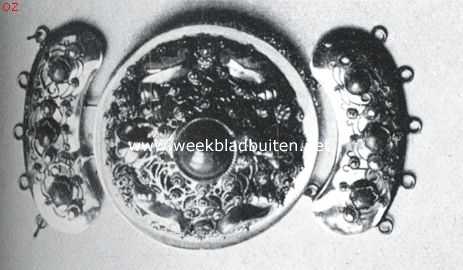 Zeeland, 1913, Onbekend, De sieraden bij de kleederdrachten in de verschillende provincies. Driedeelig gouden slot voor bloedkoralen ketting. (Walcheren)