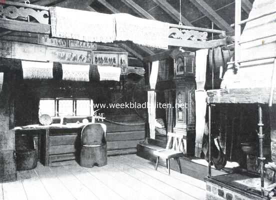 Zweden, 1913, Stockholm, Openluchtmusea. De groote kamer van de Morastugan op Skansen. Bed, werktafel, Kubb-stoll, sngloft, haard, kroonstang, bonader en hangkldeter