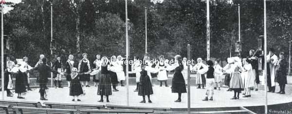 Zweden, 1913, Stockholm, Openluchtmusea. Kindervreugd op Skansen. De groote rondedans