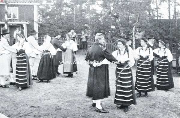Zweden, 1913, Stockholm, Openluchtmusea. Nationale dansen in nationale kleederdracht op Skansen