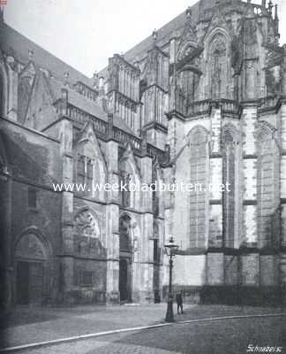 Bij den Utrechtschen Dom. Gezicht op het koor en ingang van de kloostergang
