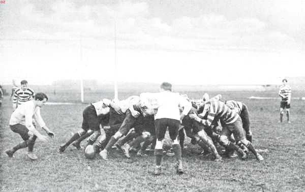 Rugby-voetbal. De rugby-wedstrijd op het terrein van R.A.P. te Amsterdam, tusschen Engelschen en Zuid-Afrikaners, 21 Maart l.l. Scrum in de 