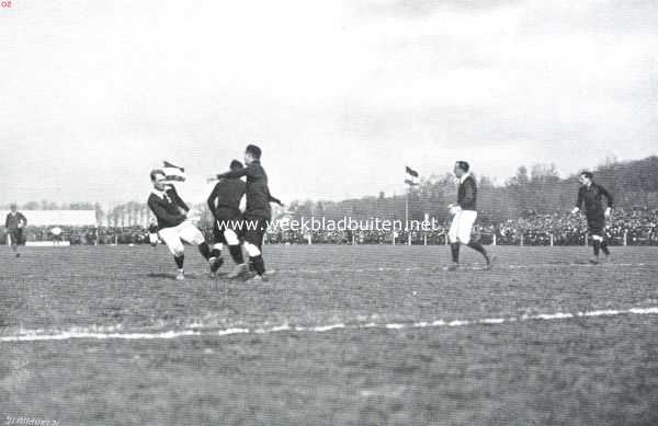 Overijssel, 1913, Zwolle, De voetbalwedstrijd Holland-Belgi te Zwolle. De Belgen wonnen welverdiend met 4 - 2, hoewel de Hollanders zich van de overwinning bijna zeker achtten