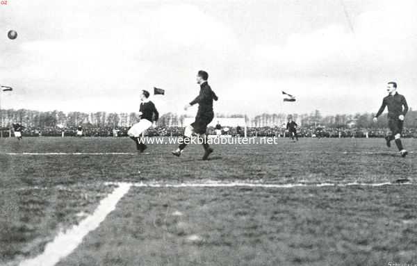 Overijssel, 1913, Zwolle, De voetbalwedstrijd Holland-Belgi te Zwolle. Het Belgische doel een oogenblik in gevaar