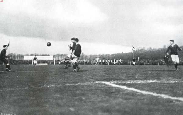 Overijssel, 1913, Zwolle, De voetbalwedstrijd Holland-Belgi te Zwolle. Na de rust spelen de Hollanders beter, doch zonder veel succes