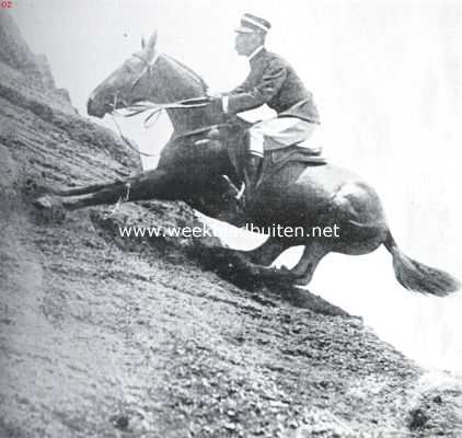 Een officier der Italiaansche cavalerie achterstevoren een berg afgaand