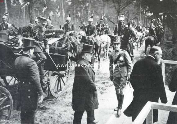 Het bezoek van den koning van Spanje aan Parijs. Koning Alfons en president Poincar komen aan op het manoeuvre-veld bij Fontainebleau