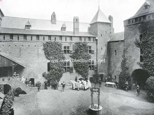 Noord-Holland, 1913, Muiden, In 't kasteel van Hooft. Het slotplein van het Muiderslot met de deelnemers aan de vertooning van fragmenten uit Hooft's treurspel 