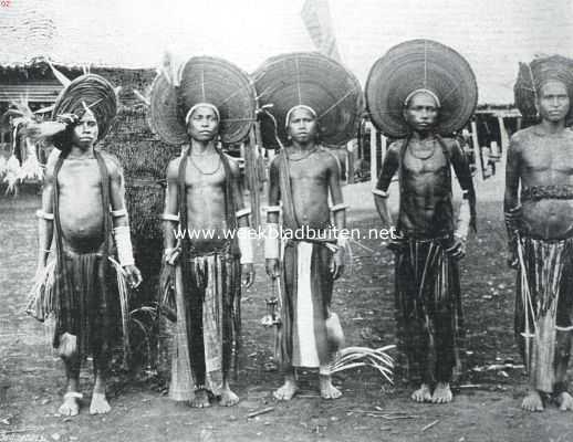 Indonesi, 1913, Pulau Jamdena, Twee mannen en in 't midden drie jongelingen van Jamdena, Tanimber-eilanden