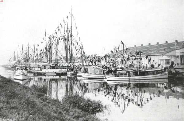 Noord-Holland, 1913, Amsterdam, De gepavoiseerde jachten en motorbooten in de vaart langs het tentoonstellingsterrein bij de opening der E.N.T.O.S.