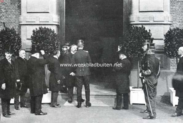Belgi, 1913, Gent, Het bezoek van koning Albert aan het Nederlandsche Paviljoen op de Wereldtentoonstelling te Gent. De Nederlandsche Commissaris-Generaal, Mr. Th. Stuart, verwelkomt den koning bij den ingang van het gebouw