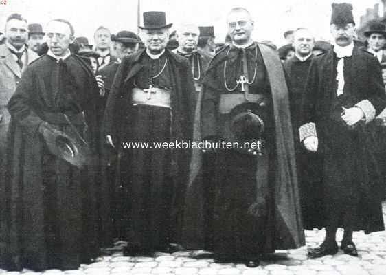 Nederland, 1913, Onbekend, Het bezoek van kardinaal van Rossum aan zijn vaderland. Zijne eminentie (rechts, met onbedekten hoofde) is vergezeld van zijn secretaris en eenige Utrechtsche geestelijken