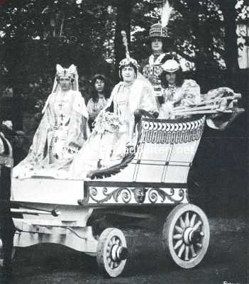 Gelderland, 1913, Zutphen, Karel de Stoute in zijn zegekar. Op de voorste bank: de gravin van Grandpr (Mej. J. v.d. Hoeven) en hertogin Margaretha van York (Mevr. Verloren van Themaat - Baronesse van Lawick)
