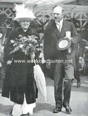 Zuid-Holland, 1913, Boskoop, Bezoek van koningin Wilhelmina aan de groote Rozententoonstelling te Boskoop. H.M. wordt begeleid door den voorzitter van het tentoonstellingsbestuur, den heer J.H. van Nes