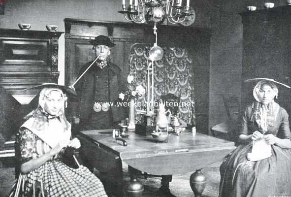 Zeeland, 1913, Middelburg, Oud Zuid-bevelandsche kamer met oud Zuid-Bevelandsche kostuums. In het midden zijn edel achtbare de burgemeester van Wemeldingen, die zich nog steeds in deze kleeding te midden der zijnen beweegt