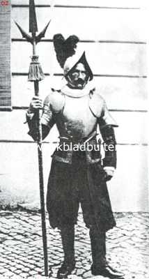 Itali, 1913, Rome, Een soldaat van de ontevreden Zwitsersche Garde van het Vaticaan in de nog door Rafal ontworpen uniform