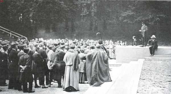 Gelderland, 1913, Arnhem, Royaards geeft aan de leden van zijn gezelschap nog eenige nuttige wenken en deelt vervolgens mede, dat de opvoering wegens de ongunstige weersgesteldheid tot nadere aankondiging is uitgesteld