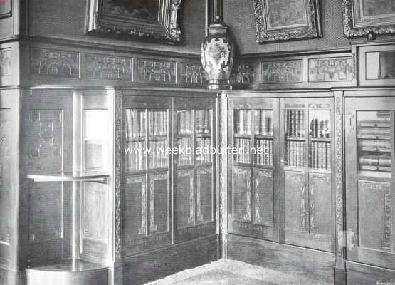 Boekenkasten van ebben- en palissanderhout. Gedeelte van een kamerbetimmering, ontworpen door Th. Nieuwenhuis