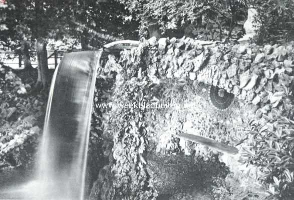 Gelderland, 1913, Arnhem, Het kasteel Rosendaal. De schelpengrot met waterval in 't park