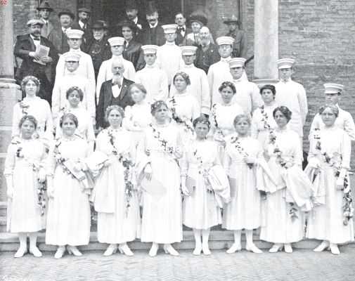 Zuid-Holland, 1913, Den Haag, XXe Wereld-Congres voor den Vrede. Groep studenten van het Raja Yoga College uit Point Loma, Californi, welke bij de plechtige opening van het Congres de liederen 