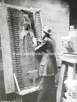 Nederland, 1913, Onbekend, Het werk van Willem Brouwer. Brouwer aan het boetseeren van een hoekversiering in ruige terra-cotta