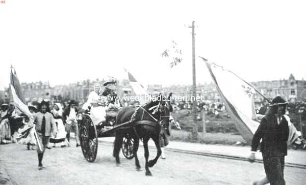Zuid-Holland, 1913, Den Haag, De Nationaal Historische Optocht te 's Gravenhage op 5 September l.l. De bruidstoet van Kloris (de heer G.L. Boer) en Roosje (Mej. P. Amorison)