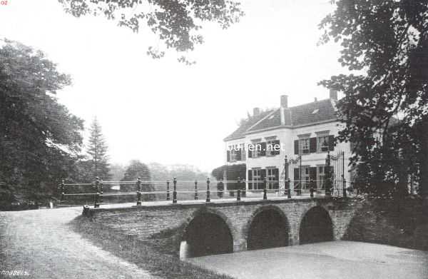 Bergen in Kennemerland. Het Hof van Bergen met de oude brugbogen