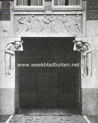 Groningen, 1913, Groningen, De groote inrijpoort van het gebouw der arbeiders-coperatie 