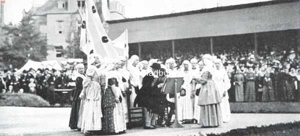 Noord-Holland, 1913, Amsterdam, Het feest in nationale kleederdrachten te Amsterdam. Koor van dames uit Leeuwarden onder leiding van Mej. Sjouke Tigler Wybrandi, het 